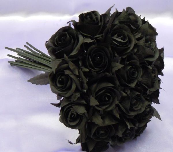 Hoa hồng đen được bó thành bó hoa cầm tay cô dâu
